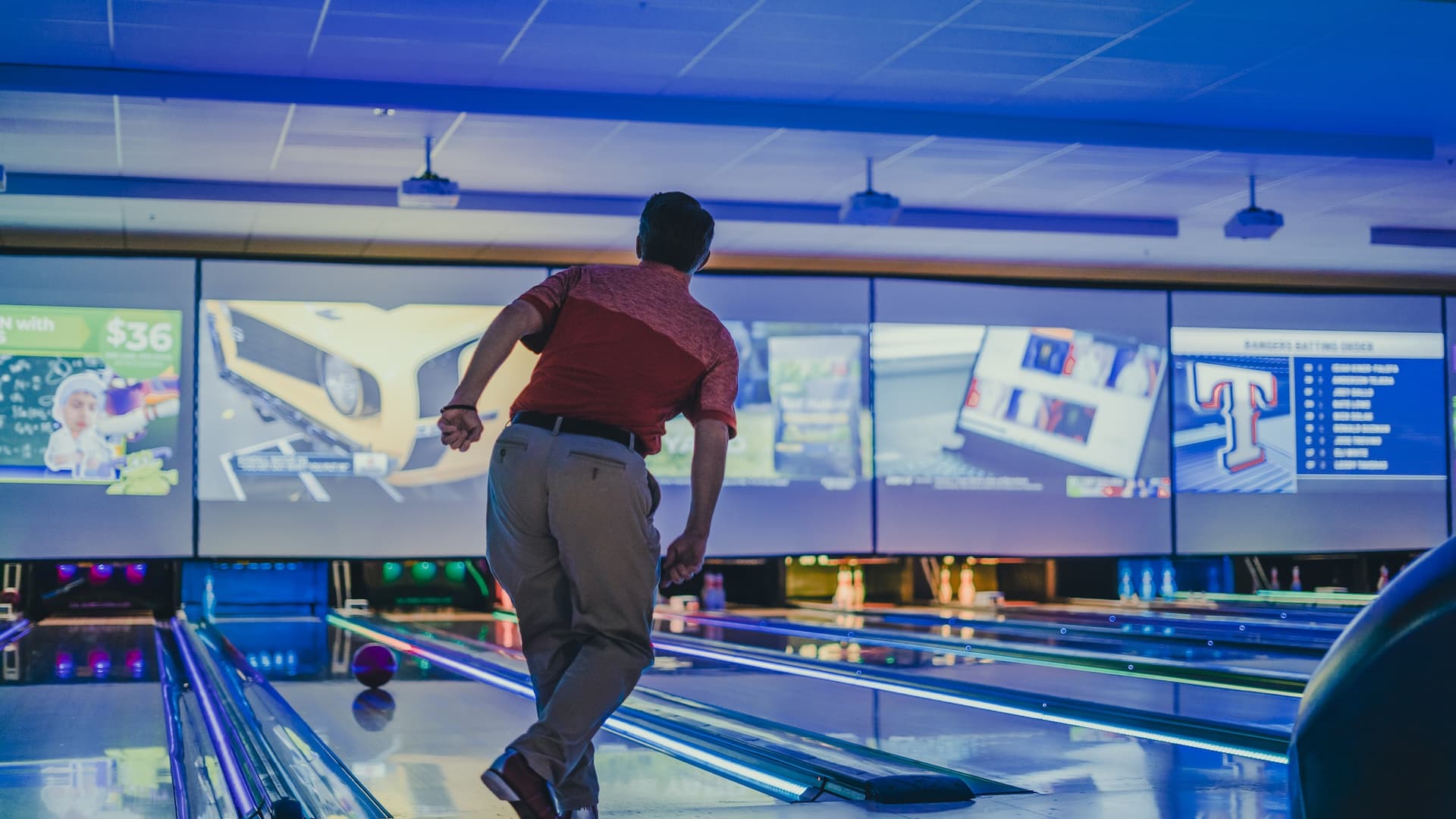 Hombre jugando a los bolos